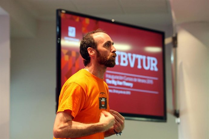 El profesor de la UR Eduardo Sáenz de Cabezón supera el millón de suscriptores en su canal de Youtube