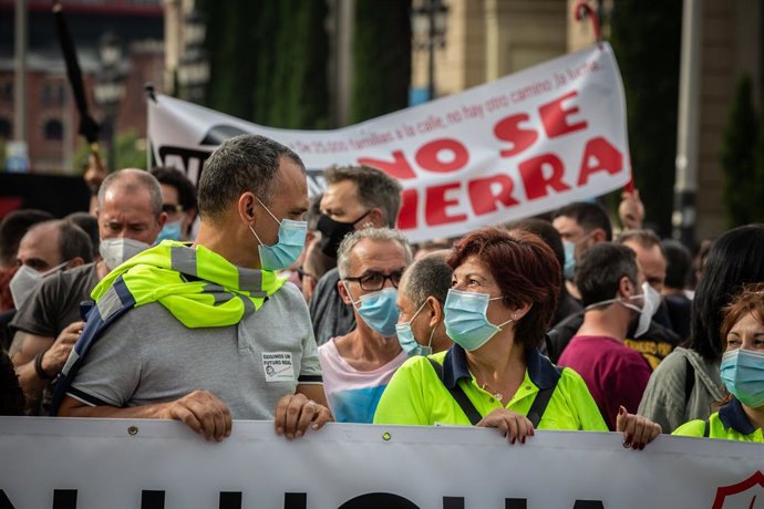 Una multitud de personas durante una nueva manifestación de trabajadores de Nissan, como protesta por el anuncio, hace dos semanas, del cierre de la planta de la Zona Franca. En Barcelona, Catalunya (España), a 11 de junio de 2020.