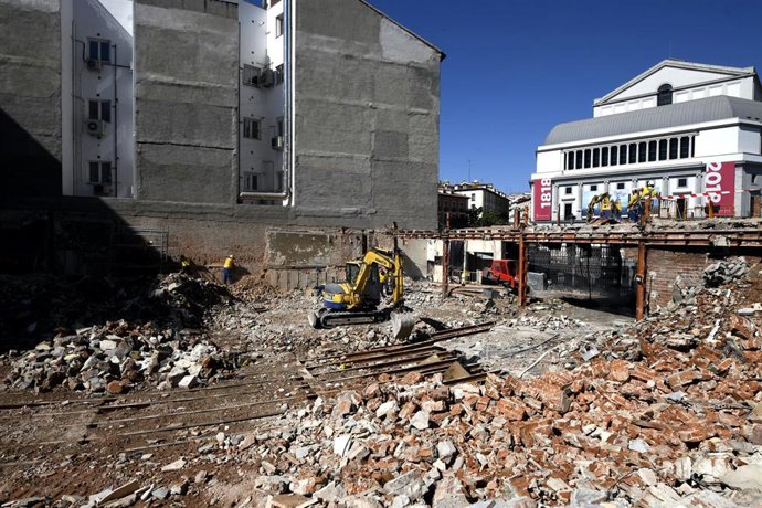 Maquinaria y trabajadores en las obras de transformación de lo que fuera el Real Cinema de Ópera en hotel.