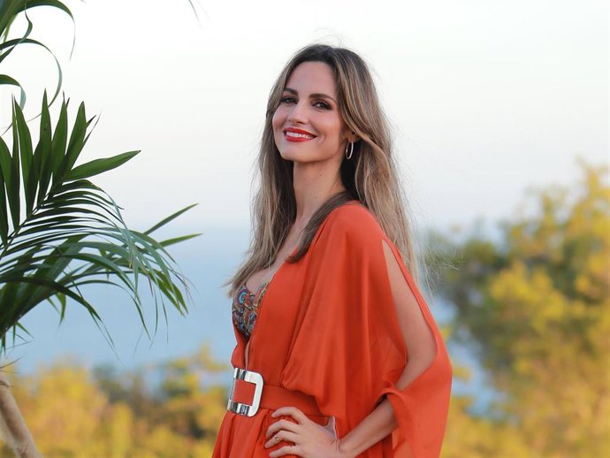 Ariadne Artiles cautiva con un veraniego pantalón Flare.