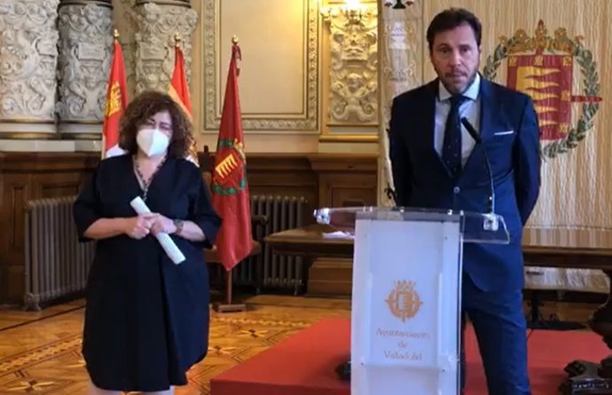 El alcalde de Valladolid, en rueda de prensa acompañado por la concejal Charo Chávez.