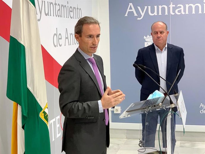 El representante de la empresa Inversiones Domago junto al alcalde de Antequera durante la presentación del proyecto de la embotelladora de agua en la localidad