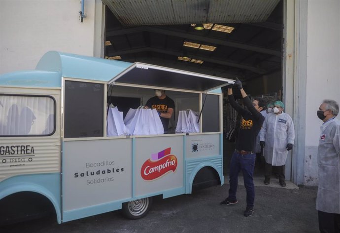 Furgoneta de reparto perteneciente a la campaña 'Bocadillos Saludables Solidarios' en la que colaboran la Asociación de Hosteleros de Sevilla y Provincia, Campofrío y GastreaTrucks.