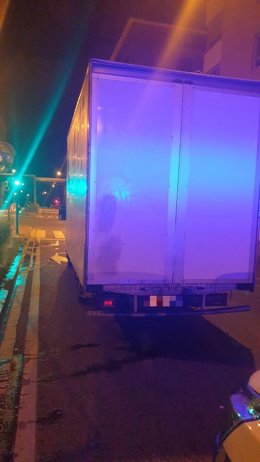 La Policía Municipal de Pamplona ha localizado domrigo al conductor de un camión en un semáforo en verde. El conductor ha superado en más del triple la tasa de alcohol permitida.