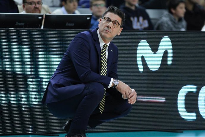 Fotis Katsikaris en el banquillo del Herbalife Gran Canaria durante la visita al Real Madrid en la Liga Endesa 2019-2020