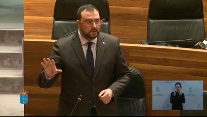 El presidente aturiano, Adrián Barbón, commparece ante el Pleno de la Junta General.