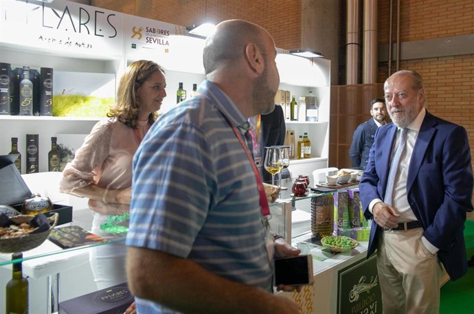 El presidente de la Diputación visita el stand de Sabores de la Provincia de Sevilla en el evento Andalucía Sabor, en una imagen de archivo.