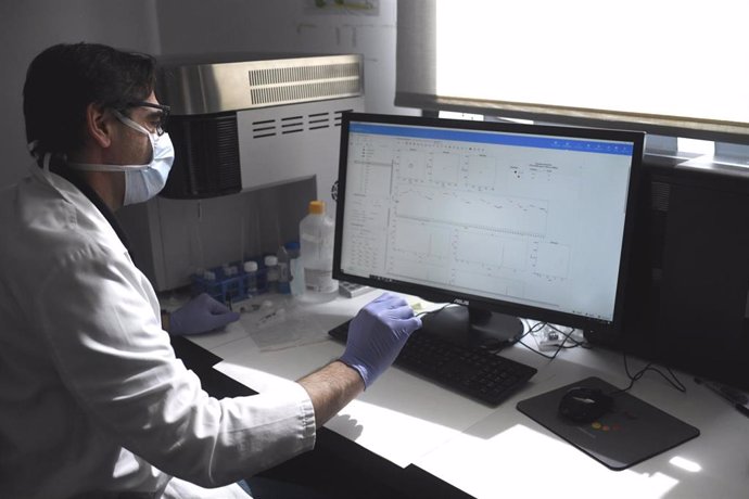 Un empleado trabaja en el Instituto de Investigación del Hospital Universitario La Paz en el que se desarrolla un proyecto de investigación sobre el coronavirus, en Madrid (España), a 22 de mayo de 2020.
