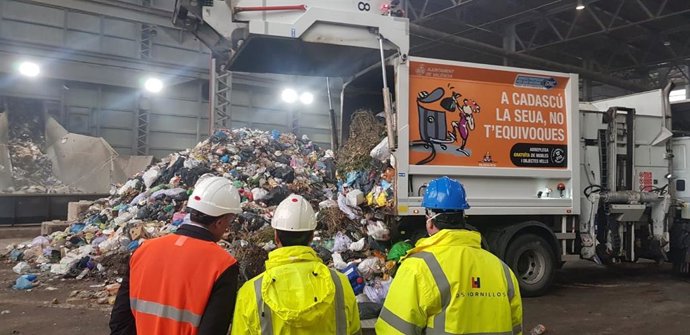 Camión descargando residuos