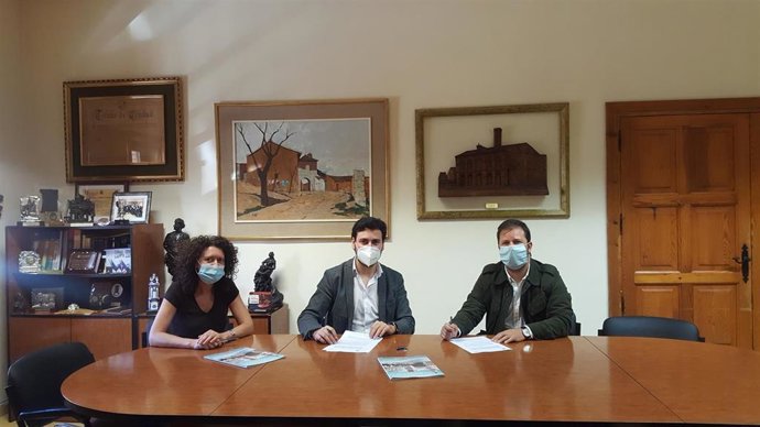 Firma del convenio para relanzar el comercio local entre el Ayuntamiento de Íacar y los empresarios de la villa.