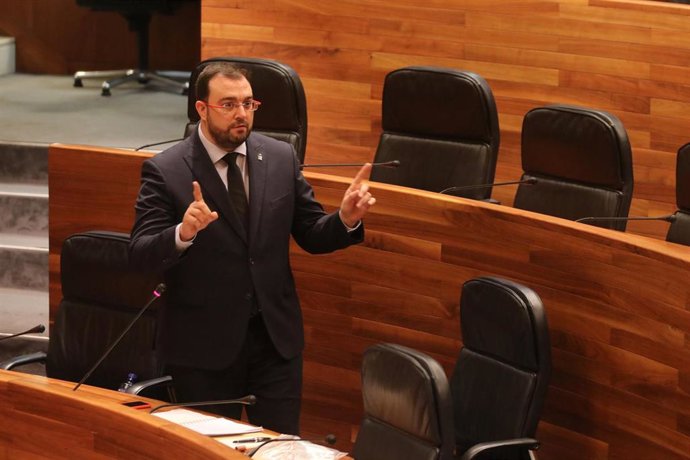 Adrián barbón interviene en el Pleno.