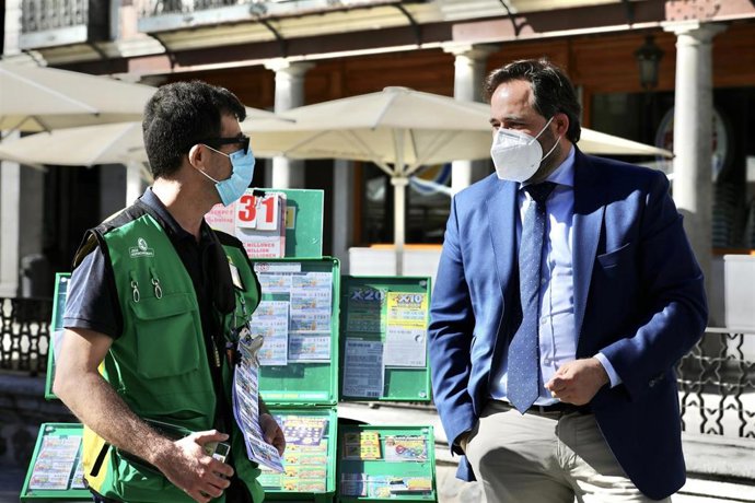 Pp Clm (Cortes De Voz Y Fotografías) Núñez Visita El Punto De Venta De La Once En Toledo