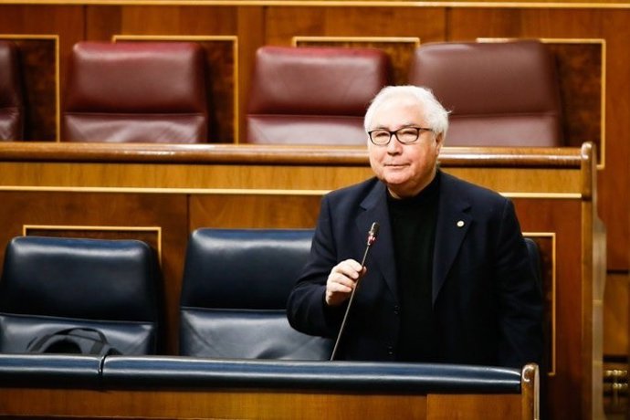 El ministro de Universidades, Manuel Castells, en la sesión de control al Gobierno.