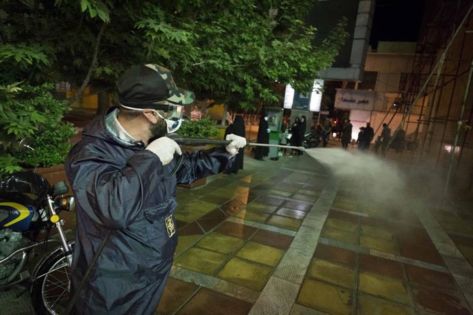 Trabajos de desinfección en Teherán