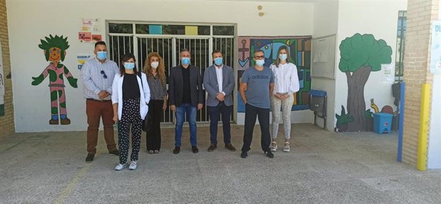 Visita al centro educativo 'Antonio Machado' en Peal de Becerro.