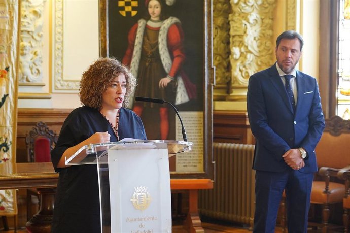 La concejal Charo Chávez y el alcalde de Valladolid, Óscar Puente, en rueda de prensa para presentar las ayudas directas para autónomos y pymes.