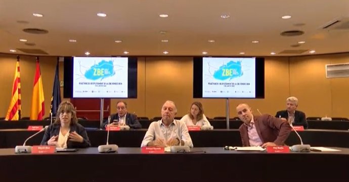 Rueda de prensa sobre el nuevo calendario de la ZBE Rondas Barcelona con Merc Rius, Antoni Poveda y Eloi Badia.