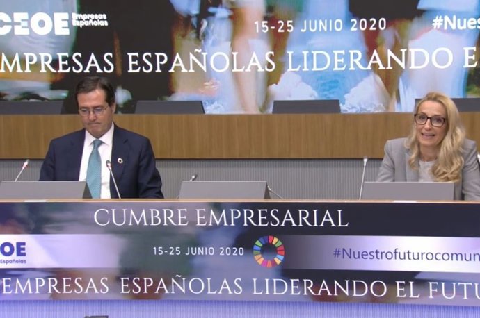 Imagen de la conferencia de la CEOE con María Helena Antolín a la derecha.