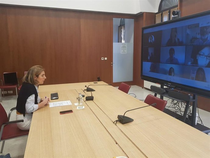 La consejera de Empleo, Formación y Trabajo Autónomo de la Junta de Andalucía, Rocío Blanco, en el encuentro con los participantes de las 'Lanzaderas Conecta Empleo' de Almería, Granada y Lucena (Córdoba)