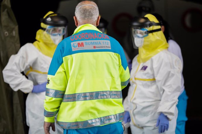 Sanitarios del SUMMA se visten con material protector frente al Covid-19 antes de entrar en el hospital temporal de IFEMA.