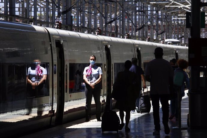 Viajeros suben al AVE en la estación María Zambrano de Málaga, durante el primer día de la Fase 3. Málaga a 8 de junio del 2020