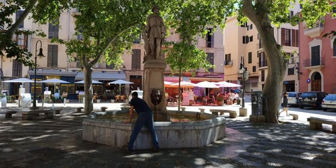 Fuente ornamental ubicada en la plaa de la Drassana.