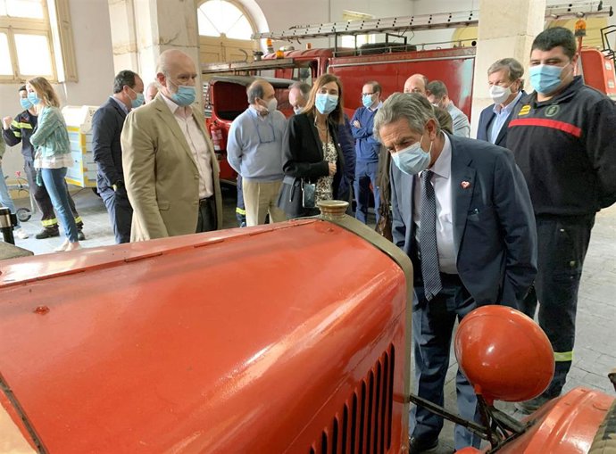 El presidente de Cantabria, Miguel Ángel Revilla, visita a los  Bomberos Voluntarios de Santander