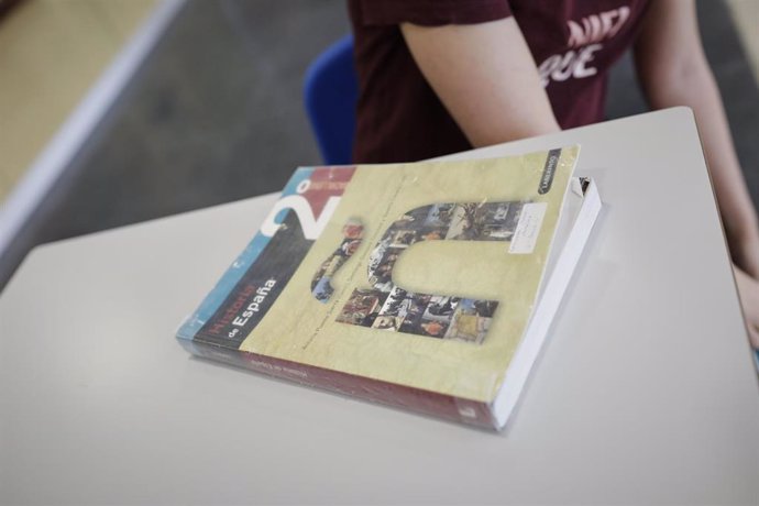 Libro de Historia de España de 2 de Bachillerato en un aula del Colegio Alameda de Osuna, tras la vuelta hoy de forma voluntaria de los alumnos 2 de Bachillerato para preparar la Evaluación de Acceso a la Universidad (EVAU).