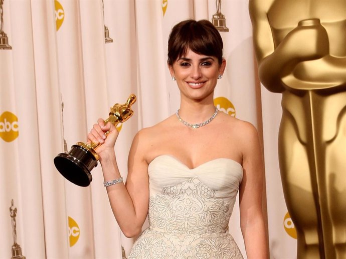 Actress Penelope Cruz poses in the press room with her Best Supporting Actress award for "Vicky Cristina Barcelona" at the 81st Annual Academy Awards held at Kodak Theatre on February 22, 2009 in Los Angeles, California.