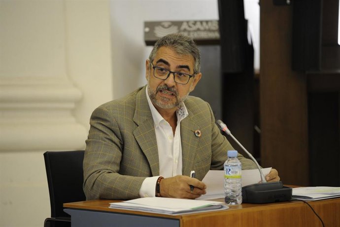 El secretario general de Economía y Comercio, Antonio Ruiz, en la comisión de la Asamblea.