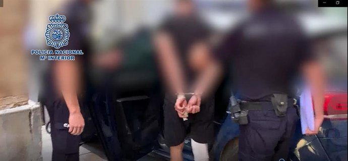 Caotura de pantalla del detenido escoltado por los agentes