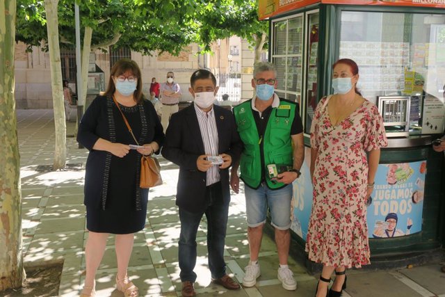 Visita de Francisco Reyes al kiosko  de la ONCE junto a la directora de la ONCE en Jaén, Rosario Sedano