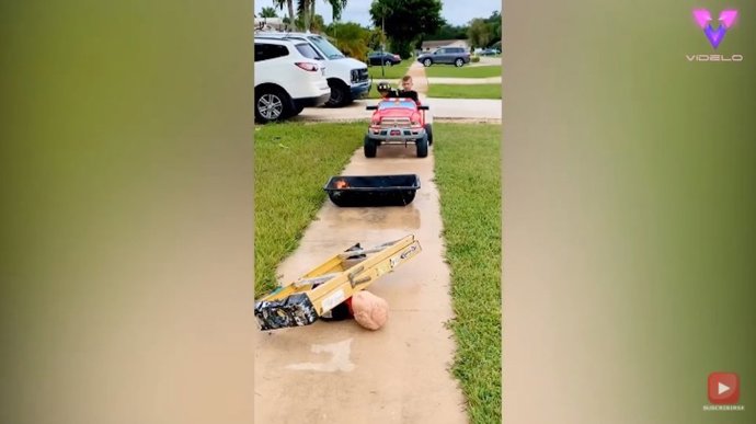 Este bombero de 3 años haciendo un RCP demuestra que nunca es demasiado pronto para aprender cómo salvar una vida