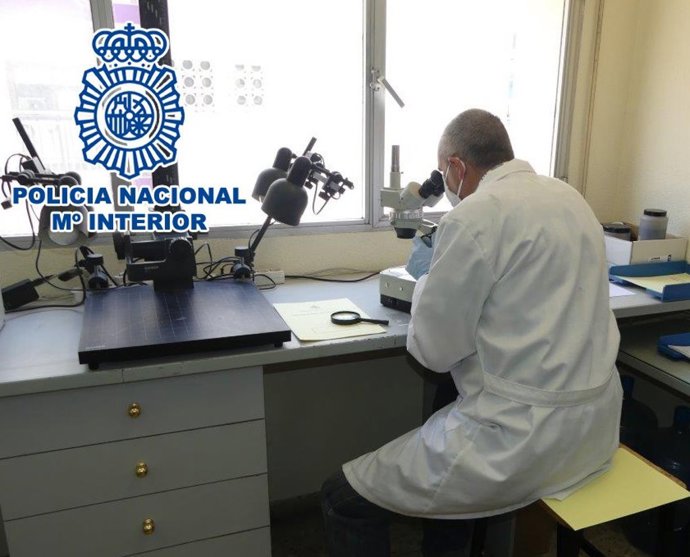 Un agente de la Policía Científica.