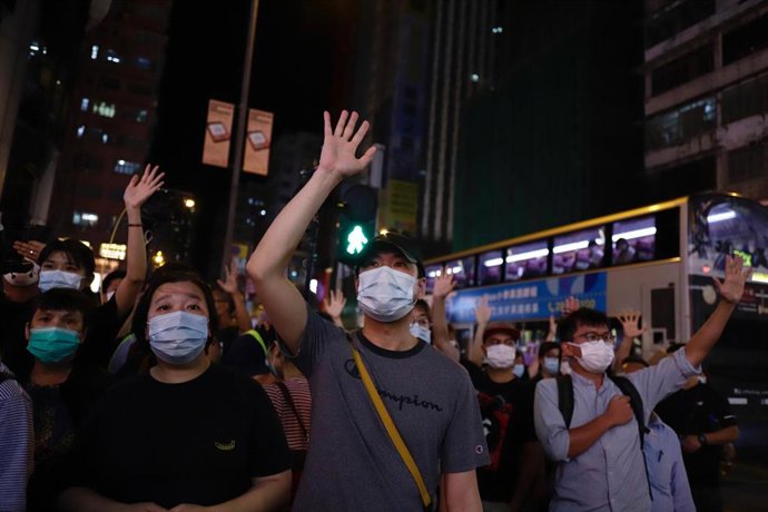 Manifestantes prodemocráticos en una marcha en Hong Kong en junio