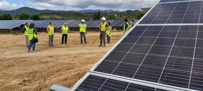 Visita a la instalación fotovoltaica que se está construyendo en Consell.