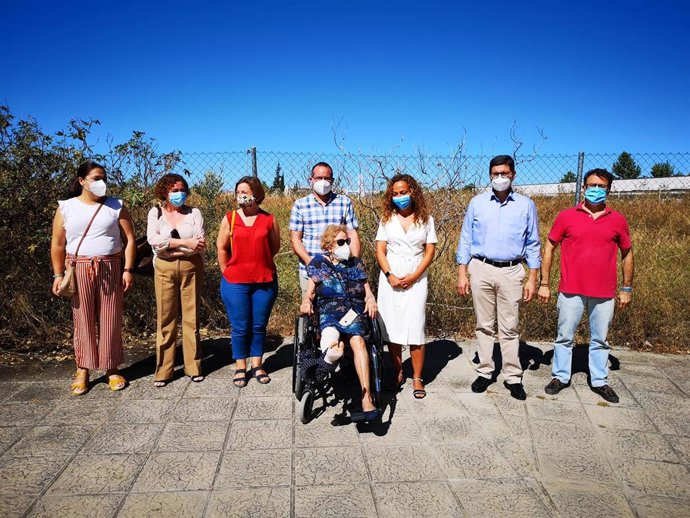 El portavoz municipal de Cs, Álvaro Pimentel, acompañado a la delegada provincial de Educación, Marta Escrivá, en la presentación del proyecto de IES en Los Bermejales a vecinos y AMPA 