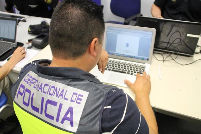 Un agente de la Policía Nacional investiga uno de estos asesinatos. Foto archivo.