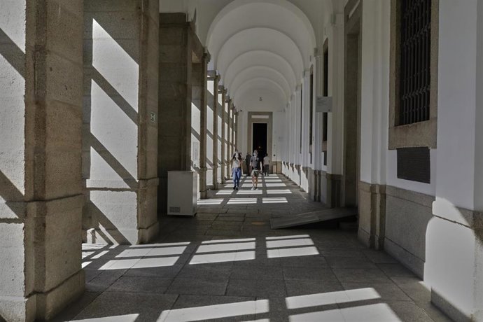 Visitantes en el Museo Reina Sofía, el día en el que reabre sus puertas tras haber permanecido casi tres meses clausurado a causa de la pandemia por coronavirus, en Madrid (España) a 6 de junio de 2020.