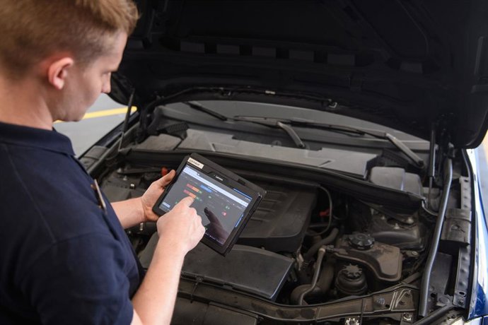 Imagen de un empleado de un taller con una tablet.