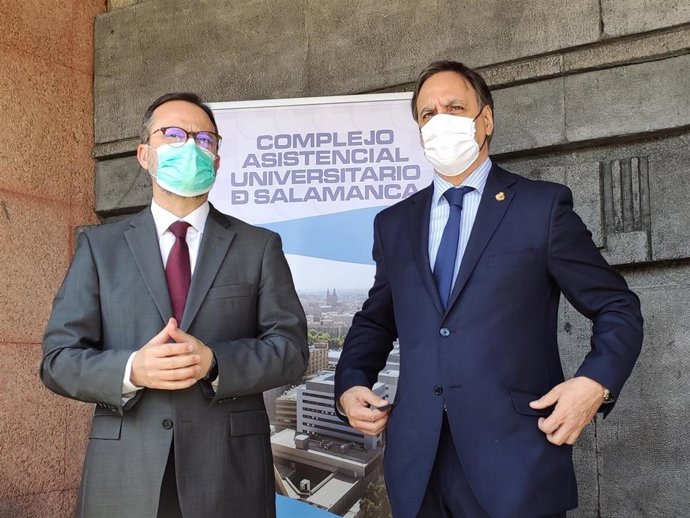 El alcalde de Salamanca, Carlos García Carbayo (derecha), junto al gerente del Hospital de Salamanca, Luis Ángel González (i).