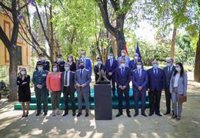 Andalucía presenta las esculturas homenaje a la "deuda imborrable" con los profesionales sanitarios