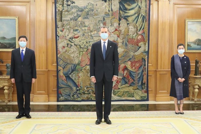 El nuevo embajador de la República Popular China, Wu Haitao, entrega sus cartas credenciales al Rey Felipe VI, en presencia de la ministra de Asuntos Exteriores, UE y Cooperación, Arancha González Laya, en el Palacio de la Zarzuela.