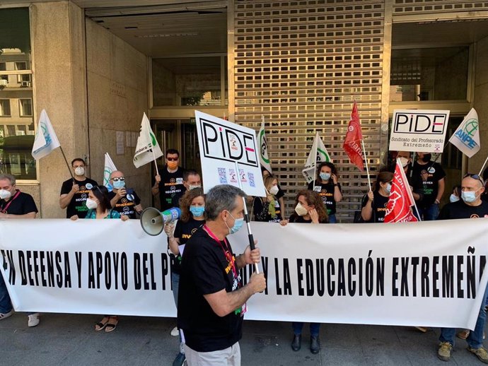 Concentración de delegados sindicales en Cáceres contra los recortes en educación