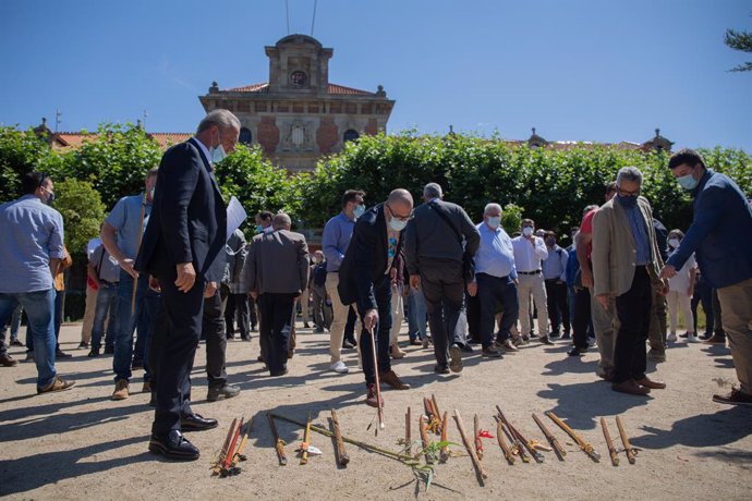 Alcaldes de diferents localitats catalanes deixen les vares a terra en senyal de protesta durant la concentració davant el Parlament de Catalunya contra l'Agncia de Patrimoni Natural. A Barcelona, Catalunya (Espanya), a 9 de juny de 2020.