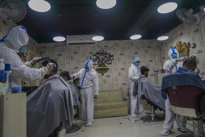 Peluquería en Daca con medidas de protección frente al coronavirus