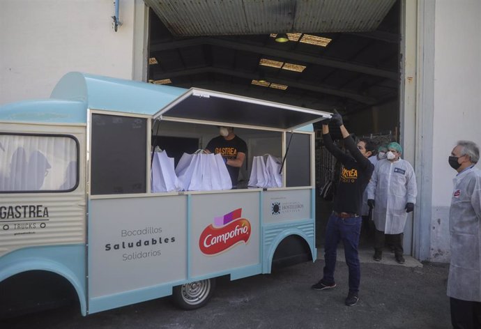 Furgoneta de reparto perteneciente a la campaña 'Bocadillos Saludables Solidarios' en la que colaboran la Asociación de Hosteleros de Sevilla y Provincia, Campofrío y GastreaTrucks junto a la delegación de Bienestar Social del Ayuntamiento de Sevilla.