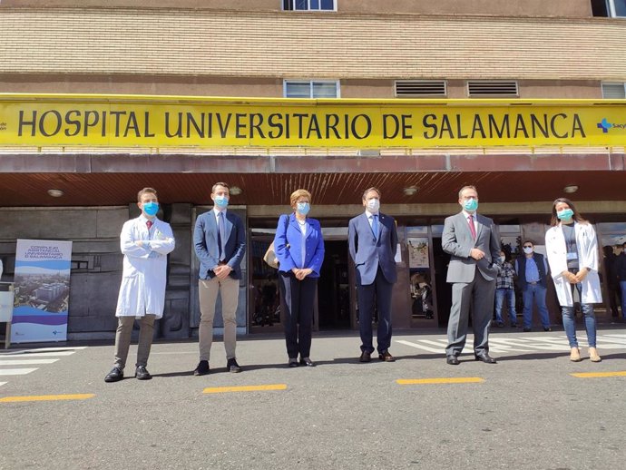 Visita del alcalde junto a otras autoridades este miércoles a los profesionales sanitarios de Salamanca