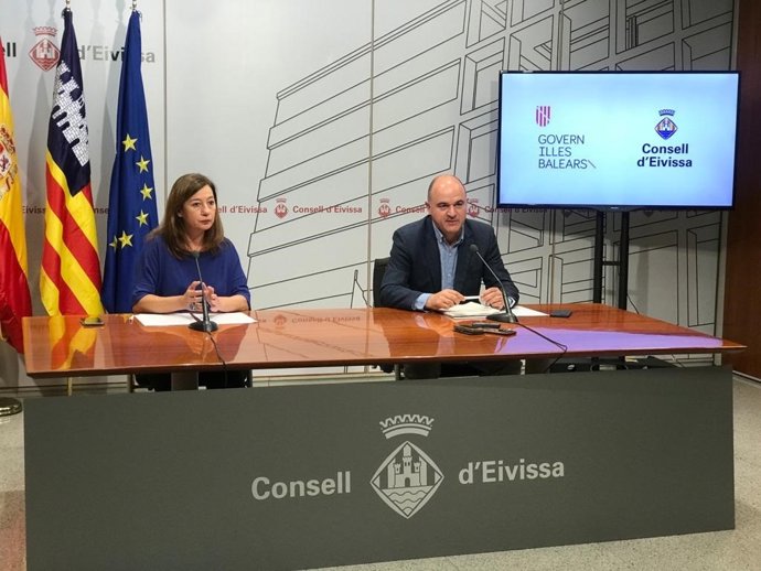 La presidenta del Govern, Francina Armengol, y el presidente del Consell, Vicent Marí