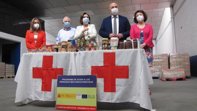 Sandra García, Rafaela Valenzuela, Antonio Ruiz, Cándida Ruiz y Carlos Eslava en la visita al almacén de Cruz Roja.